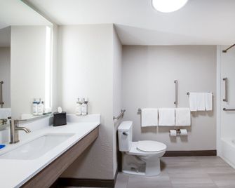 Holiday Inn Express & Suites Wilson I-95 by IHG - Wilson - Спальня