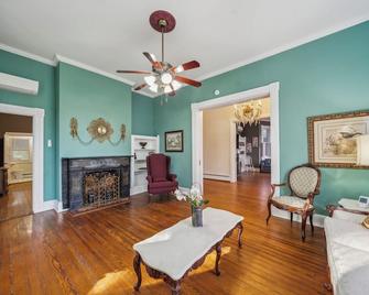 Newly Renovated Historic 6-Br Manor Plus 1-Br Apt, Where Timeless Elegance Meets Modern Luxury - Onancock - Sala de estar