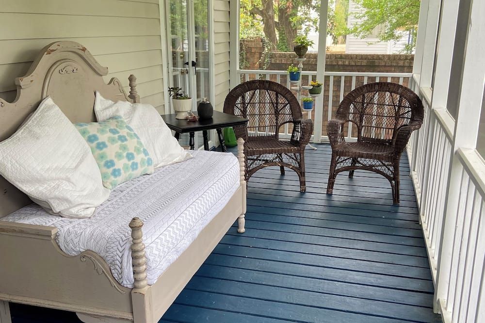 Cozy 3 BR in Historical District with screened in porch. Newly remodeled. - Selma - Balcon