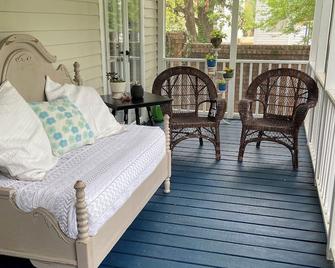Cozy 3 BR in Historical District with screened in porch. Newly remodeled. - Selma
