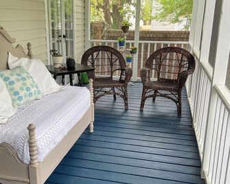 Cozy 3 BR in Historical District with screened in porch. Newly remodeled. - Selma - Balcon