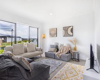 4BR Newly furnished Cozy house Brownsplain - Browns Plains - Living room