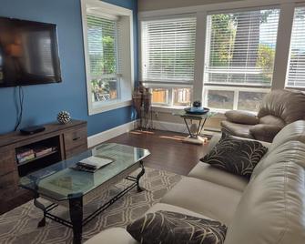 Scenic 2 bedroom walkout suite with hot-tub and outdoor pool, across from Park. - Abbotsford - Living room