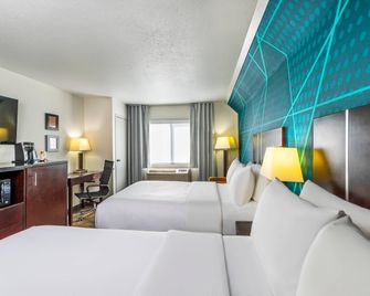 Comfort Inn & Suites - Yorkton - Bedroom