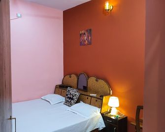 Kashi Dreams Stay - Varanasi - Schlafzimmer