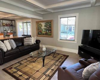Cozy 3-Bedroom Bungalow Near Old Town Pasadena - Pasadena - Living room