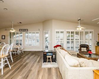 Luxury Waterfront House in the Moovalya Keys with Parking - Parker - Wohnzimmer