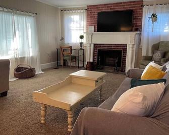 Decatur Dreamer Location! Stunning Property One Block From Seneca Lake Harbor! - Watkins Glen - Living room