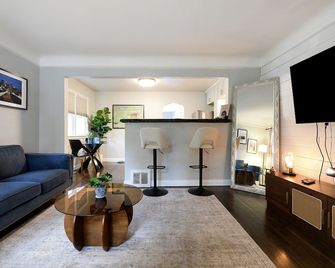 Walk to Falls/ Close to Everything / Fenced Backyard - Minneapolis - Living room