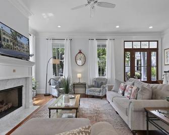 Downtown Savannah, 3 bed 2.5 bath townhome, Steps from Forsyth Park, Sleeps 6 - Savannah - Sala de estar