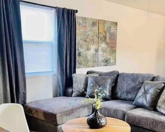 Pet-Friendly West Plains Pad 1 Mi to Dtwn! - West Plains - Living room