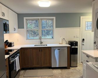 4 Bedroom, 7 bed Cottage - Sand and Crystal Clear Water, Lake Simcoe, Orillia - Orillia - Kitchen