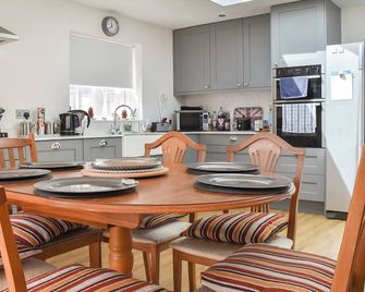 A seaside stay but with so much more. - West Mersea - Kitchen