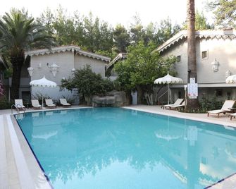 Golden Key Bordubet - Hisarönü - Pool