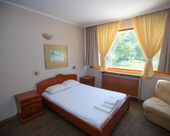 Ustra Hotel - Kardzjali - Slaapkamer