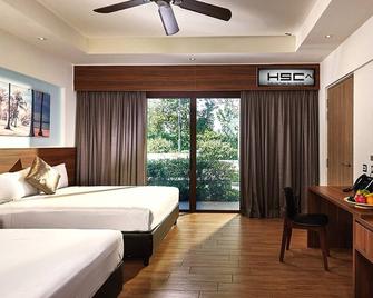 Beach Bay@ Attractions Packed Beach Resort 4 beds - Singapore