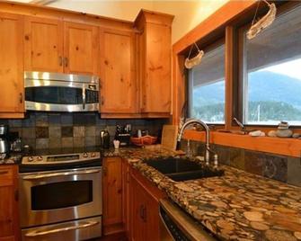 Beachfront Kootenay Lake British Columbia - Balfour - Kitchen