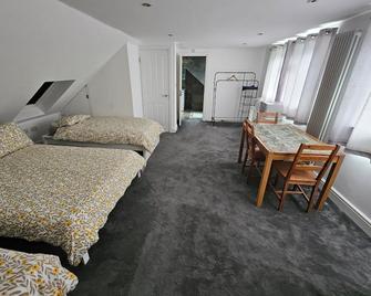 Self Contained Studio Near Windsor Attractions! - Windsor - Bedroom