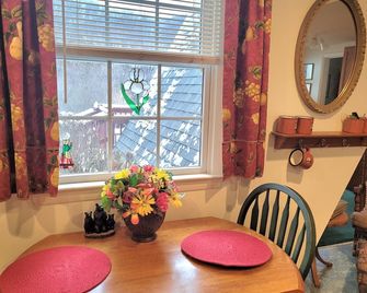 ~~Maggie Valley Chalet ~~ 5 min from BlueRidge Parkway 2BR/2BR/Wifi/Smart TVs - Maggie Valley - Salle à manger