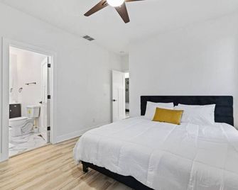 New! Golden Indy Retreat with Fenced in Backyard! - Indianápolis - Habitación