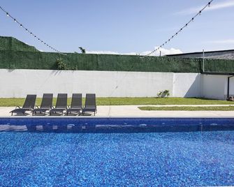 Gardenville Batumi - Batum - Piscina