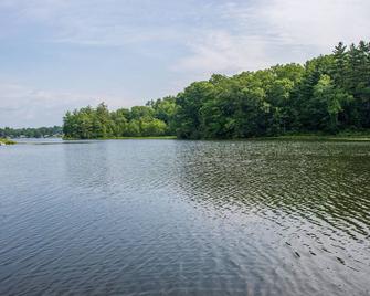 All season lake front getaway! - Cambridge - Outdoors view