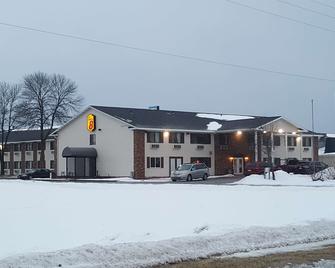 Super 8 by Wyndham Plover Stevens Point Area - Plover - Building