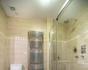 The National Hotel - Dingwall - Bathroom