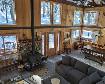 Serene Lakes Home with hot tub, pool table, ping pong and arcade table. - Soda Springs - Living room