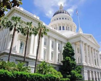 Modern Midtown Victorian Studio near Downtown! - Sacramento - Edificio