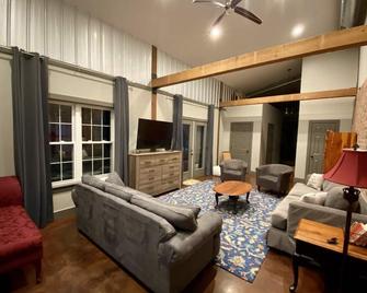 Bella Terra is an event destination/short term rental near Charlotte NC. - Indian Trail - Sala de estar