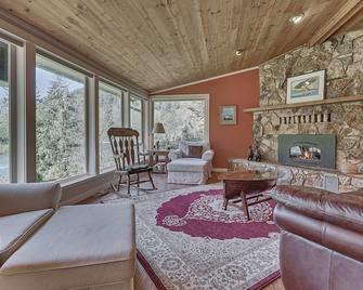 Beautiful Fishing, Hunting, Horse riding Lodge right off the Wilson in Tillamook - Tillamook - Sala de estar