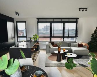 The Penthouse, oasis of light and inspiration - انتورب - غرفة معيشة
