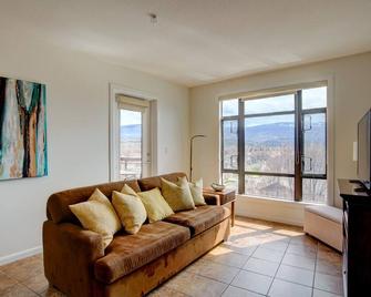 Mountainview Getaway At Playa Del Sol - Kelowna - Living room