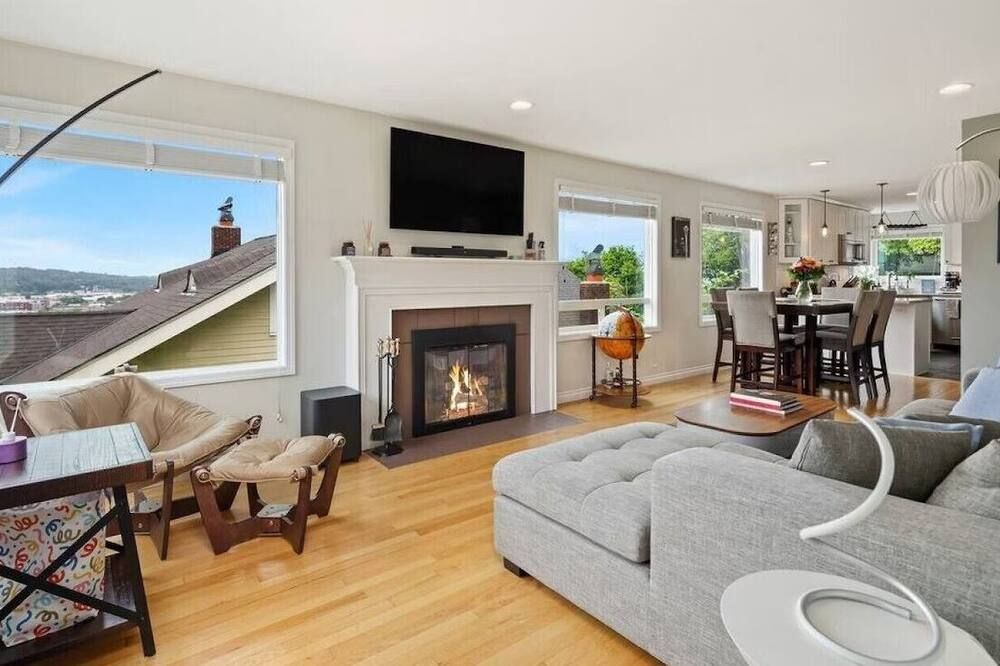 Cheerful 3-bedroom house with stunning backyard! - سياتل - غرفة معيشة