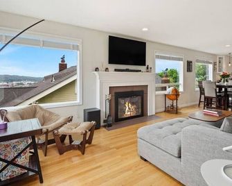 Cheerful 3-bedroom house with stunning backyard! - Seattle - Huiskamer