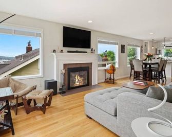 Cheerful 3-bedroom house with stunning backyard! - سياتل - غرفة معيشة