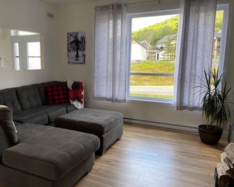 Chalet du Bonheur - Double Bed Room - Lac Etchemin - Salon