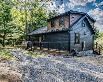 Wildwood Cabin: Romantic cozy cabin in the woods with indoor fireplace - Dundee - Building