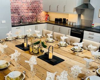 The North Wales Gathering - 9 Bedroom - Ev Charging - Flint - Salle à manger