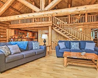 Lakefront Log Cabin with Dock about 9 Mi to Lutsen Mtn - Lutsen - Вітальня