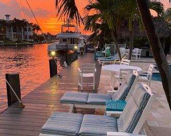 Luxury Apt Villa 2bed/2bath just 1 block from the beach with pool & jucuzi - Highland Beach - Patio