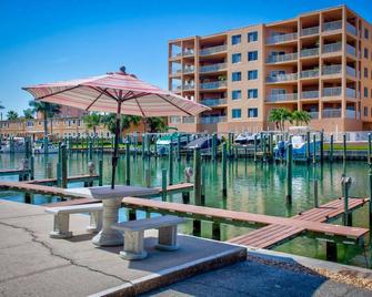 Cozy Condo In Treasure Island. Quick Walk To Beach Or Downtown, Boat Dock & Wifi. Great Value! - Treasure Island - Pool