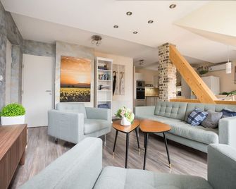 Two-Bedroom Apartment Art 3 Ac Units - Zagreb - Living room