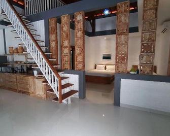 OYO 915 Villa Sari - Pekutatan - Рецепція