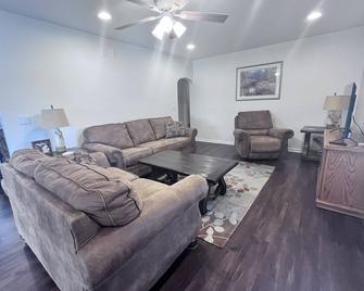 Charming lakefront home on all-sports Little Crooked Lake in Sister Lakes - Dowagiac - Living room