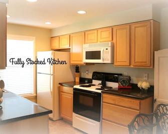 Cozy Long Term (30day Min), Impeccably Clean!!! Private Corporate Condo - Thornton - Kitchen