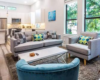 Montrose Guesthouse Suites - Houston - Living room