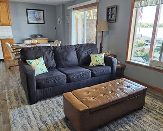 Lake front unit, Sleeps 6, great for families, crafting or fishing - lower level - Kasota - Living room