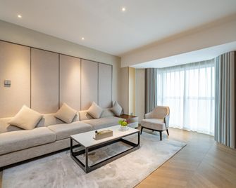 Holiday Inn Shanghai Huaxia By IHG - Shanghai - Living room